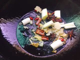 家常菜+红烧大闸蟹,将所以配料放入