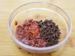 正宗地道的麻婆豆腐,切末，和郫县红油豆瓣酱混合。