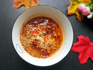 手撕茄子（内附万能凉拌汁做法）,浇上烧好的热油。