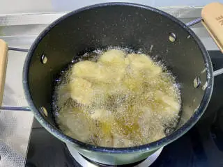 椒香鱼块➕椒香风味龙利鱼块,锅中加入宽油，油温六成，一片片下入鱼块，中小火煎炸