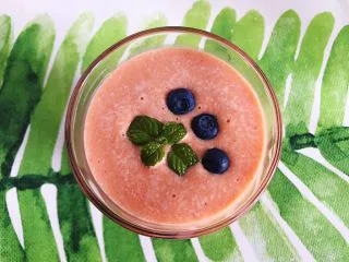 卡乐比胡萝卜香蕉营养奶昔,将奶昔倒入杯中，喜欢的话还可以用洗净的薄荷叶和你所喜欢的水果加以点缀装饰