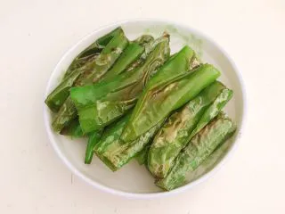 超级下饭菜 油焖尖椒,把煎好的小辣椒夹到盘里