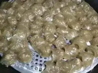 家乡小吃——小米,锅子加水,水开后大火蒸10min左右,如果放得太多就蒸久一点。蒸好的小米刷上一层油水(油3水7),这样就不会黏在一起了