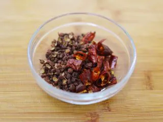 正宗地道的麻婆豆腐,干辣椒切段去籽。