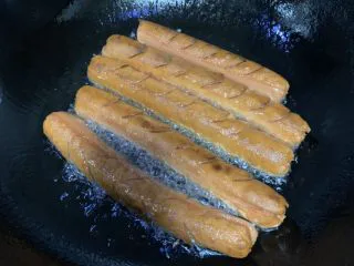 街边小吃一东北煎肠,煎到两面微焦