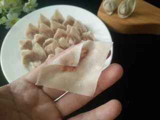 矾山特色小吃肉燕馄饨,皮抹上肉馅一卷，