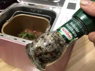 牛肉意面酱(面包机版),加入适量的意大利风味香料