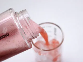 草莓蔓越莓气泡饮,把做好的气泡果汁倒入即可。