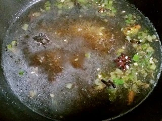 嘎巴菜――天津传统小吃,加入高汤(没有高汤,清水也可),1勺味极鲜酱油,适量盐,煮开。