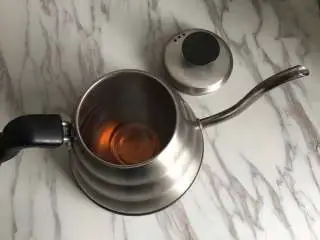 原创|热带雨林圣诞咖啡,把水加入手冲壶中备用；