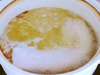 红烧肉,懒办法却更好吃~,开锅捞出,用水冲干净。 有人会说,在清洗会使肉质收紧,煮不熟! 如果有顾虑可以用温水清洗, 但对我来说不存在这个问题,你看也很软烂呀~