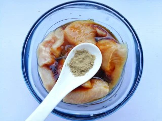 蜜汁香煎鸡胸肉,半勺胡椒粉。