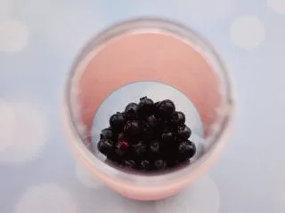 蓝莓葡萄甜汁,先把清洗干净的蓝莓,放到果汁杯里。