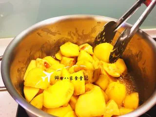 無油拔絲地瓜-台灣夜市小吃,時間到後打開鍋蓋,一股糖香味撲鼻而來,此時輕輕翻動食材,開始收乾糖液(若想確認是否熟透可使用筷子插入食材測試,若能輕鬆插入及拔出表示已熟透)