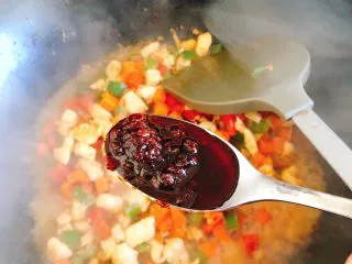 能吃两碗饭的下饭菜-宫保鸡丁,开盖后加入1汤勺韩国拌饭酱。（相当于2调料勺）