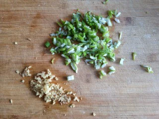 锦卤馄饨——《风味人间》复刻版,葱姜切末。