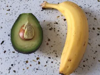 牛油果香蕉奶昔,准备水果配料