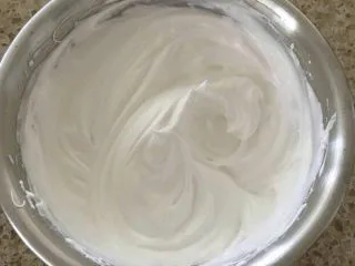 抹茶风味磅蛋糕,蛋白加糖打发至如图状态，硬性发泡