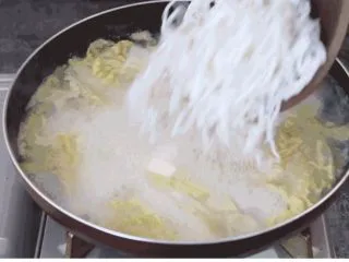 何必浪荡街头,在家也能嗦一碗粉,下入米粉煮开后,继续煮6分钟左右,筷子不断搅拌,防止糊锅;根据粉质的不同,煮至筷子轻易夹断即可