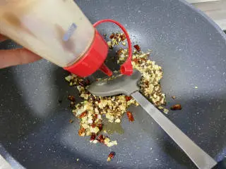 椒香鱼块➕椒香风味龙利鱼块,加入一茶匙蚝油煸炒均匀