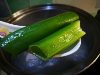 无法拒绝的下饭菜～回锅肉,放入葱段 煮制五花肉十分钟左右