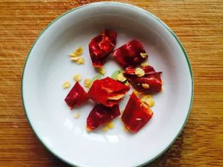 干锅包菜（简易版）,干辣椒切圈