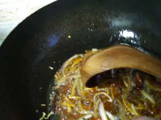 #烟台特色小吃，酱爆海蚍蛴#,锅里发食用油，烧热在把备用好的葱，姜，辣椒，花椒，放到锅里翻炒，然后在把豆瓣酱放到锅里里小火满满的翻炒，是豆瓣酱炒出香味了，切记一定要用小火翻炒豆瓣酱