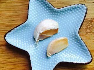 温州风味美食～炒芥菜饭,大蒜两瓣