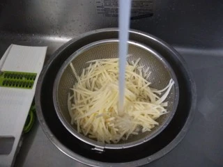 山西小吃炒不烂子,放入冷水洗去淀粉控水分。