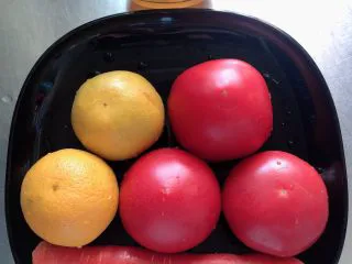 维生素能量特饮（清肠排毒）,准备好食材。西红柿、水果胡萝卜、橙子、蜂蜜，乳酸菌饮料。