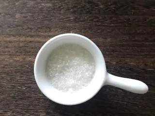 街头风味东北烤冷面,白糖半勺