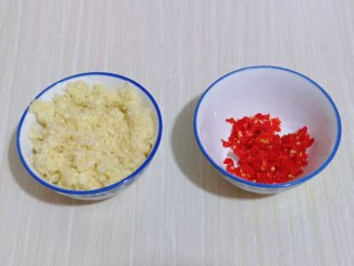 自制蒜蓉辣酱,准备工作完成。