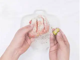 香煎红鱼佐泰式风味酱汁,在鱼身正反面各划三道口子(约3毫米深),正反面撒上 ONEBOX特制腌鱼粉料包 。小青柠 一切为二,将汁挤在鱼身上,涂抹均匀备用。