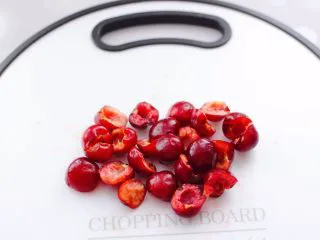 水蜜桃车厘子奶昔,再把车厘子去梗后洗净，沥干水分后去掉核。