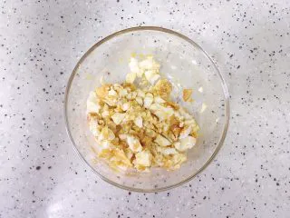 （创意菜）老干妈风味咸鸭蛋酒肠三明治,咸鸭蛋捣碎，加少许香油