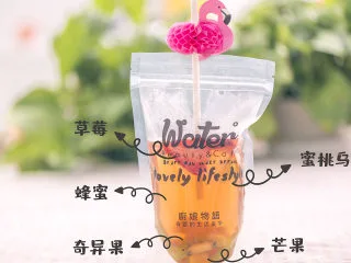 9款清爽又解渴的蜜桃乌龙茶冰饮，越喝越上瘾！,7.水果乌龙茶  [食材]  蜜桃乌龙茶  芒果  草莓  奇异果  蜂蜜 在袋子中放入切好的芒果、草莓和奇异果，倒入蜜桃乌龙茶后加入少量蜂蜜~