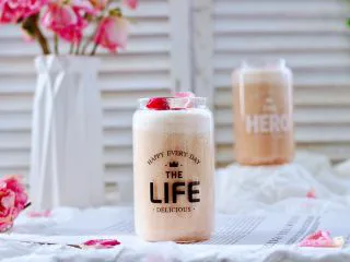 苹果蔓越莓奶昔,宝贝一口气喝了一大杯。