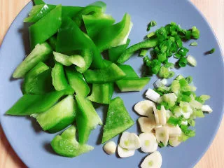 清炒山药木耳,准备柿子椒、葱蒜，切好待用。