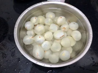 荔枝罐头➕ 玉雪肌肤罩绛纱,浸泡约1小时,盐水浸泡后的荔枝可以降低其火气,也可以去核后再浸泡