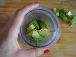 牛油果酸奶昔,切小块放进料理机