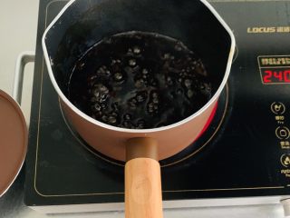 脏脏珍珠奶茶,加入40克的黑糖融化到无颗粒，水沸腾后关火加入50克的木薯粉快速搅拌均匀成厚厚的糊状。（我这里丢了一张图在做会补上）