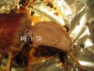 盐焗风味烤羊排,从烤箱取出后放在一旁静置15分钟，再切成小块即可