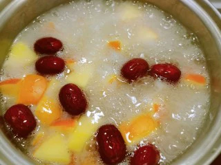 苹果银耳红枣汤,将苹果煮熟 冰糖完全融化关火