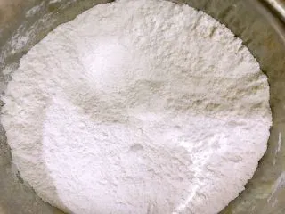 风靡街头的小吃——原味鸡蛋仔,低粉,木薯粉,泡打粉混合均匀