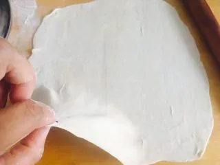 手抓饼——完美复制街头小吃,擀成薄薄的饼,越薄越好