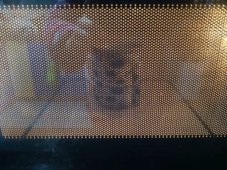 快手榛果拿铁,牛奶用微波炉高火加热半分钟。