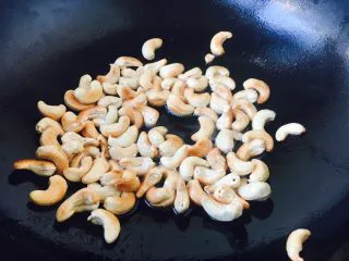 #感恩节食谱# 西芹百合炒腰果,主要食材腰果，生的腰果图没有拍照，抱歉。 热锅凉油放入腰果，随时翻炒，腰果颜色微微发黄就关火，盛出来。