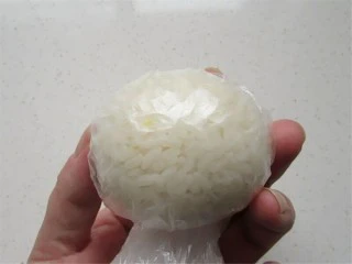 熊猫杯子减肥便当,将保鲜膜卷起,轻揉米饭团成球型
