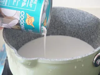 自制香芋西米露超好吃，甩糖水店几条街,5、锅中加入椰浆