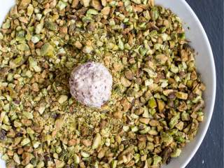 开心果奶酪松露球,将烤开心果 切碎，融化蒜瓣 ，磨碎油 ，放置一旁。